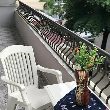 Lovely In Front Of The شقة